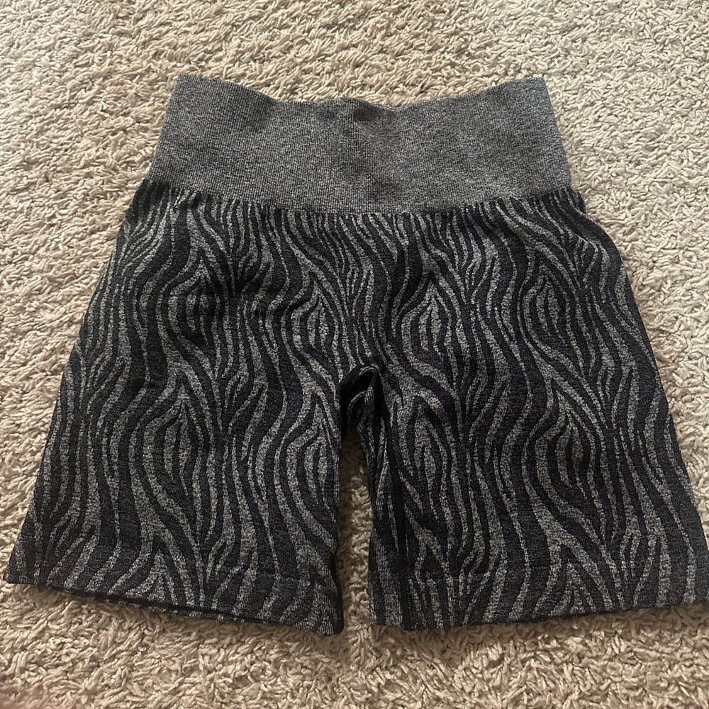 NVGTN wild things shorts zebra black speckled size M